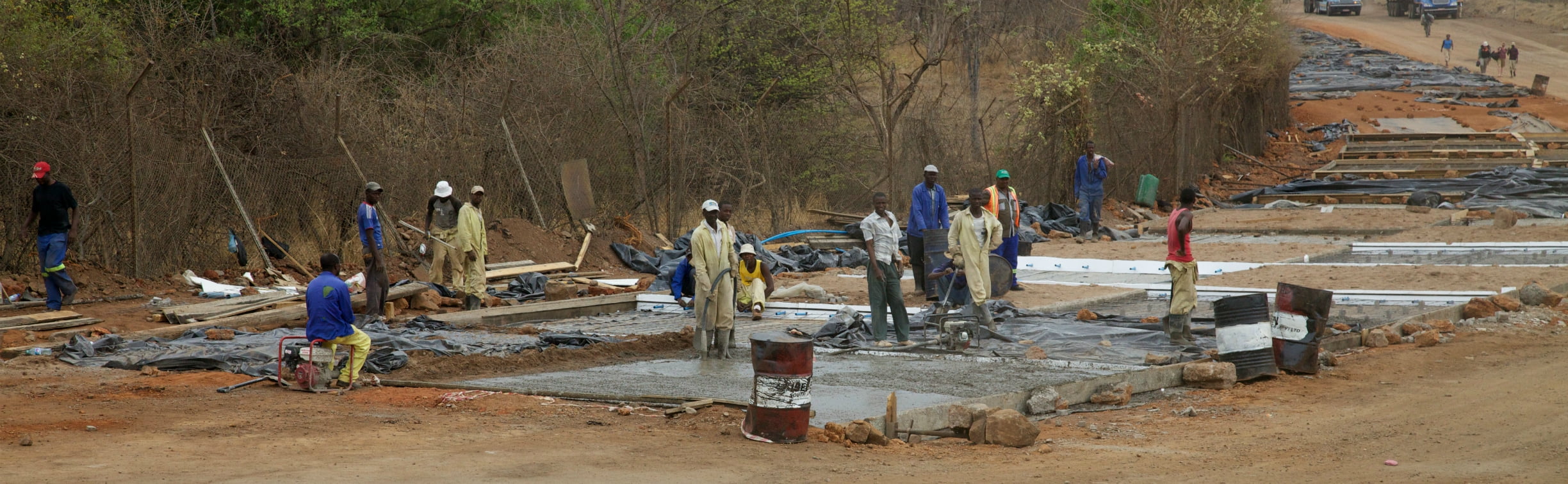 Wegwerkers in Zimbabwe (foto: David Brossard)