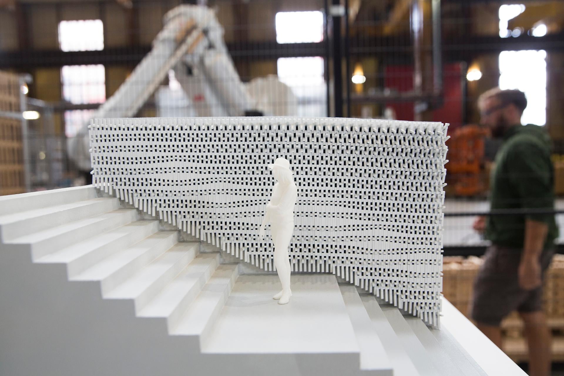 Een 3D geprinte witte maquette van een trappenhuis.