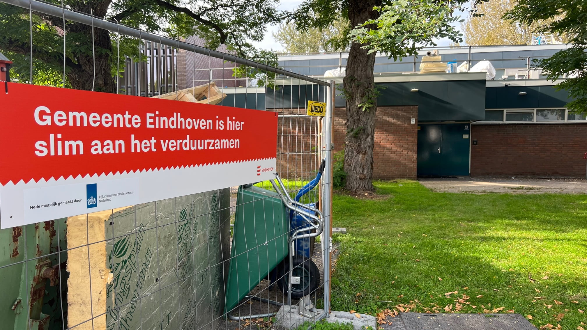 Bouwbord met daarop: Gemeente Eindhoven is hier slim aan het verduurzamen