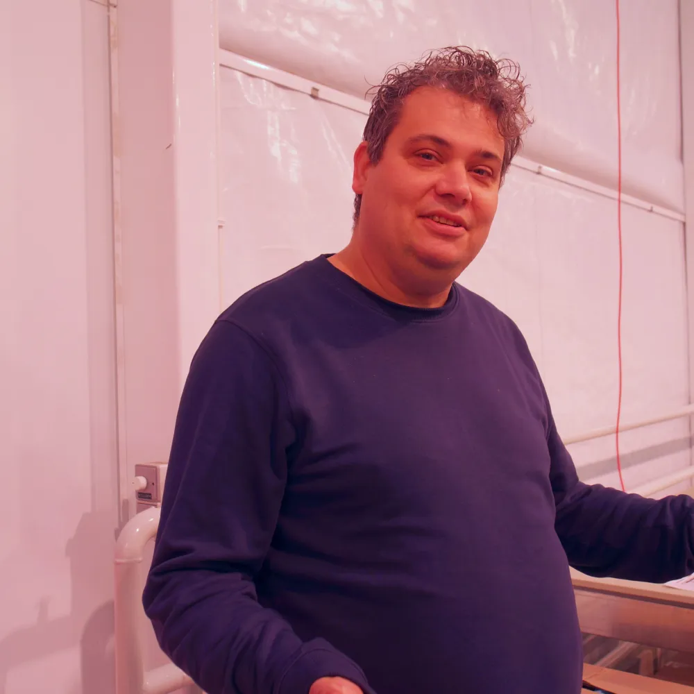Bart van Meurs (Division Q) staat in de kas van glastuinder Koppert Cress