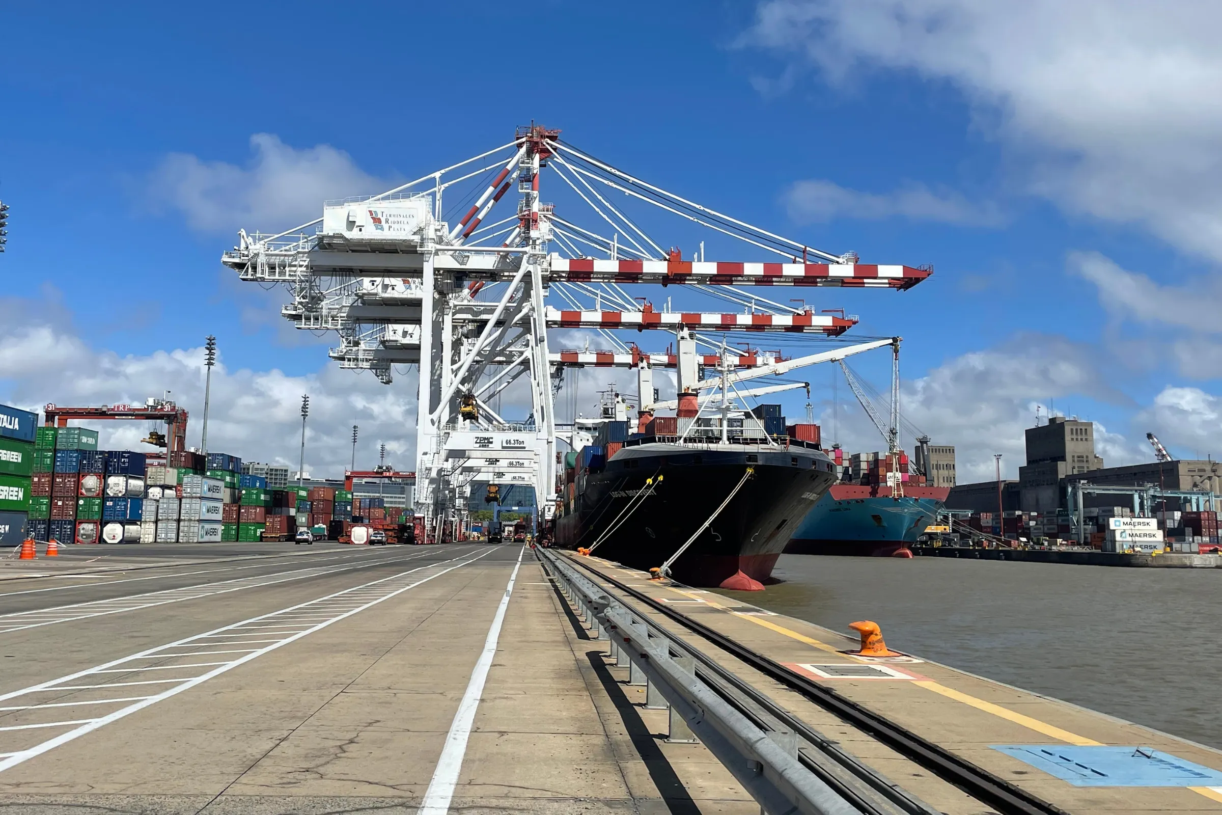 Containerschip aan de kade in een haven