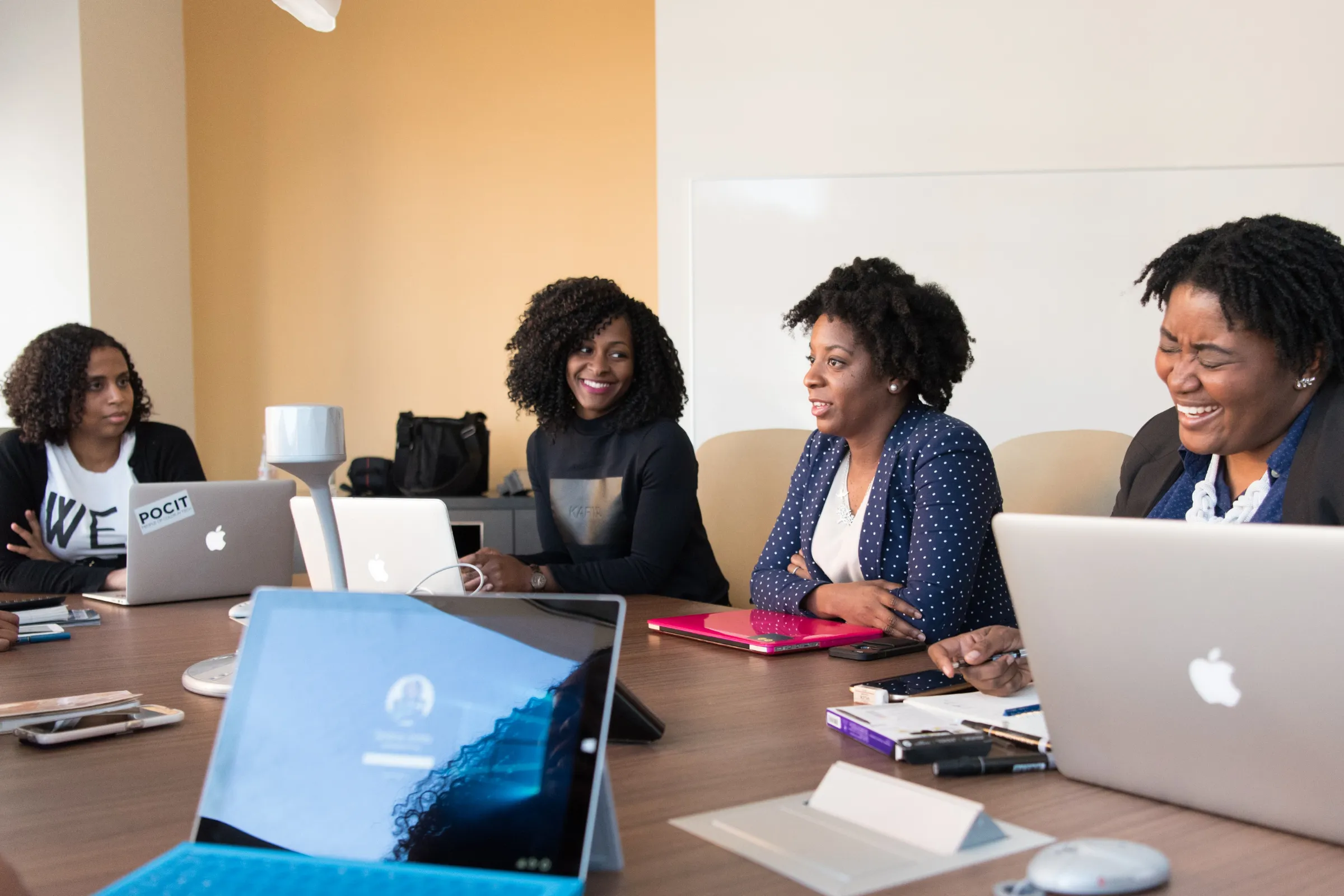 Vrouwen met laptops aan een tafel 
