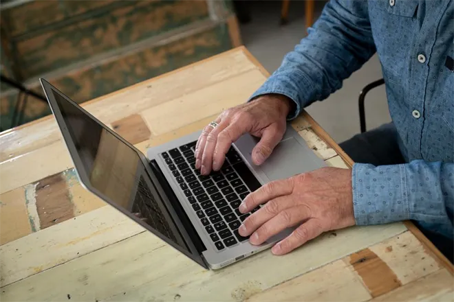 Administratie achter laptop