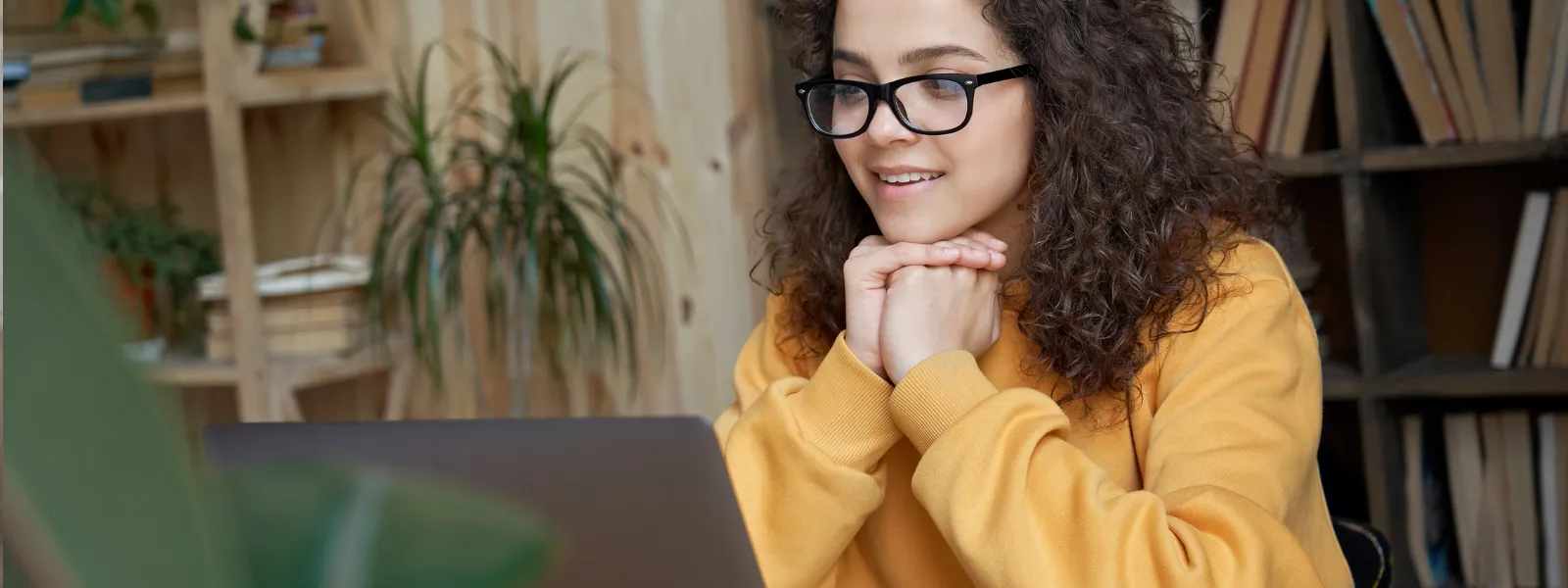 Webinar vrouw kijkt naar scherm