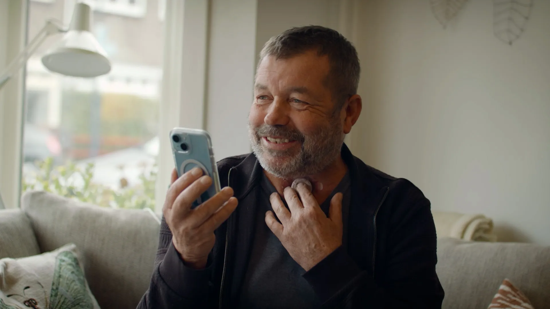 Foto van persoon die app van Whispp gebruikt