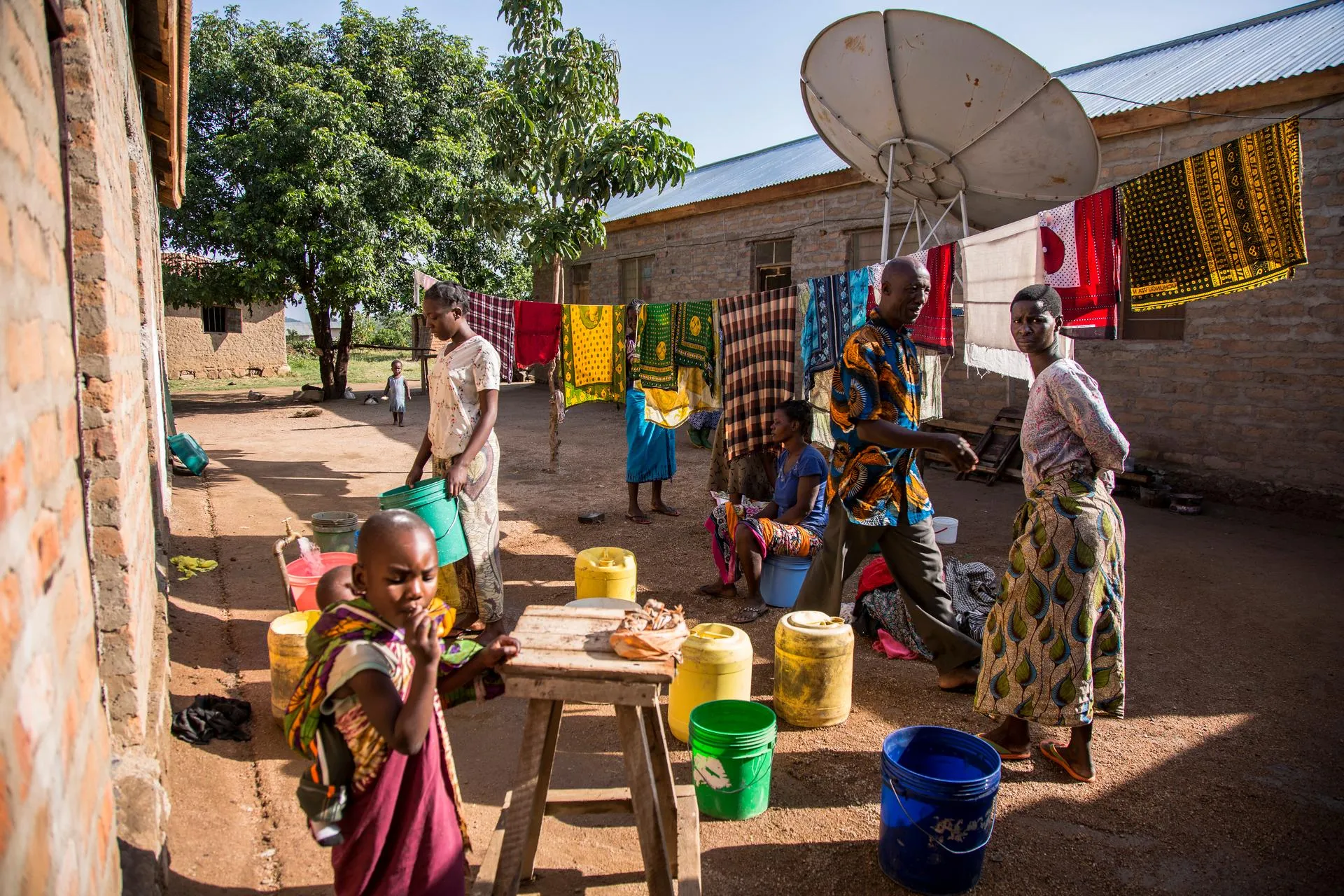 Water -en voedselprojecten in Tanzania. Dorpstafereel.