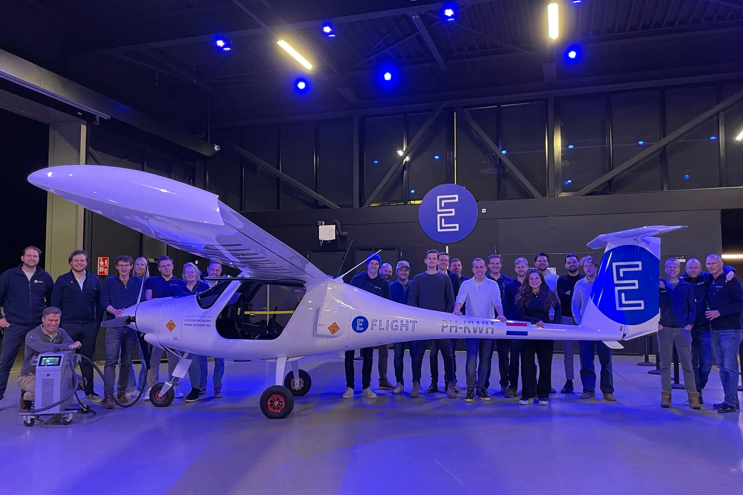 eFlight vliegtuig met groep personen in hal