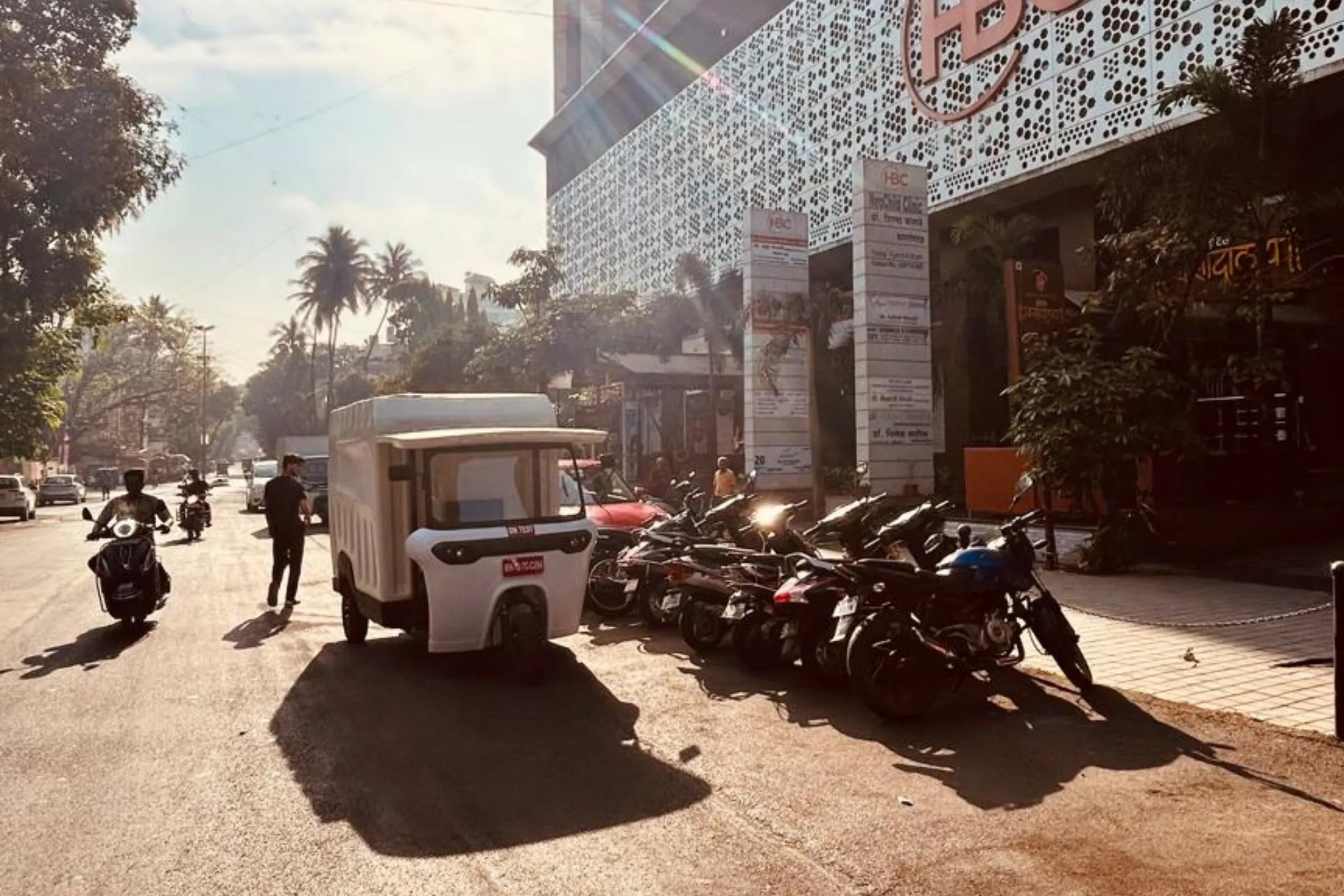 De TUX-tuktuk gaat de weg op in India