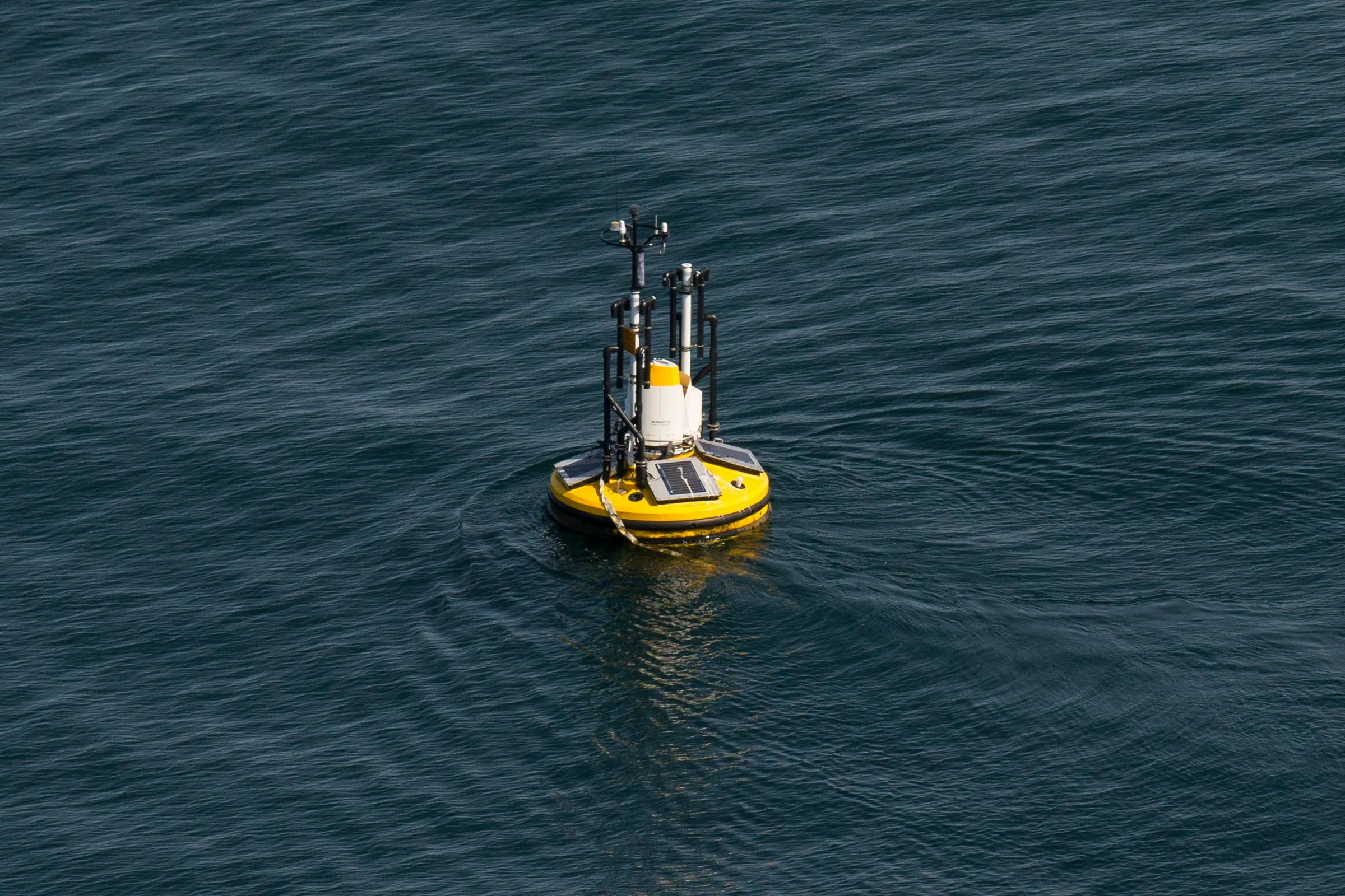 Een meetboei van Fugro op zee, ten behoeve van een nieuw windturbinepark.