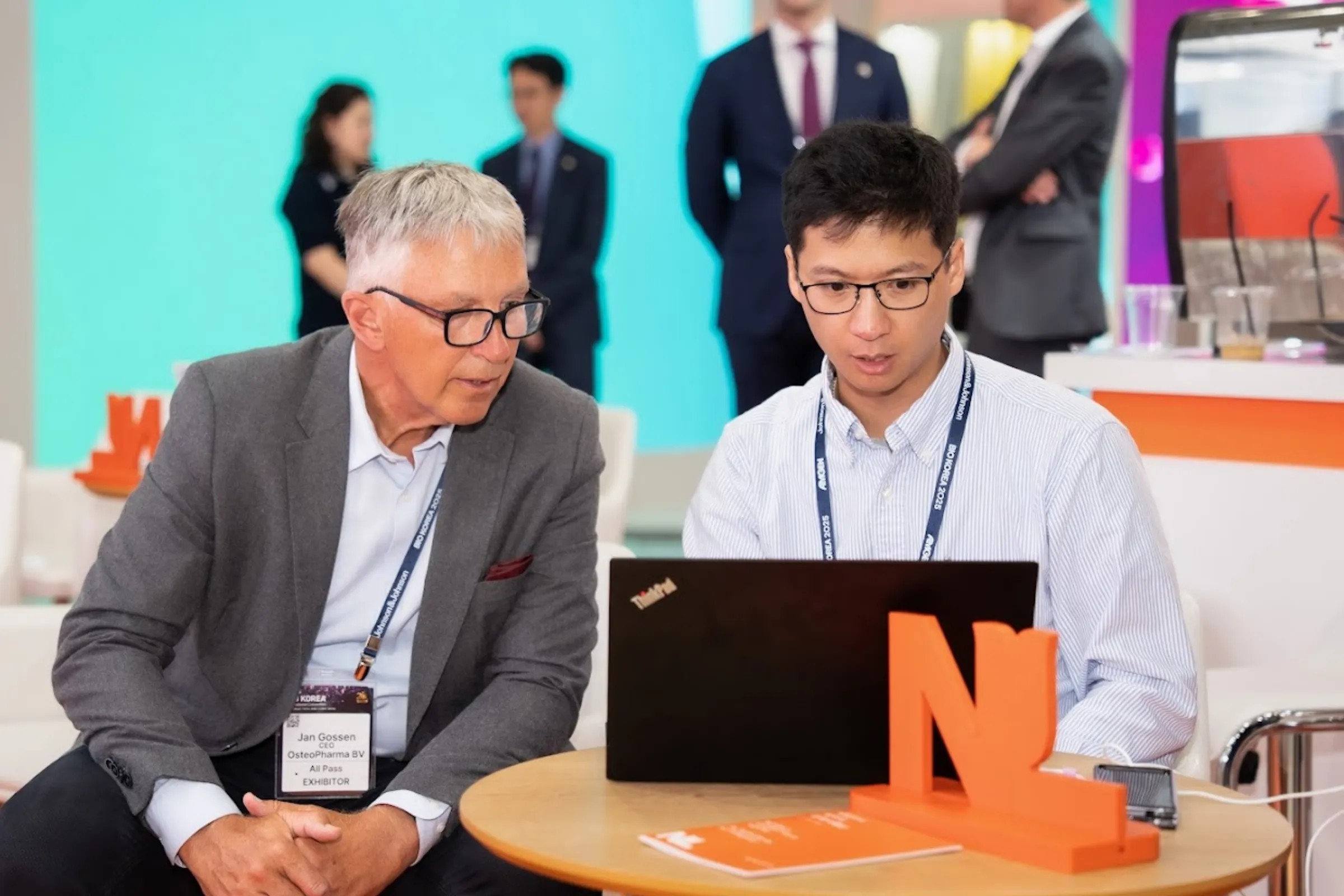 Nederlandse en Koreaanse zakenmensen op een evenement in Korea