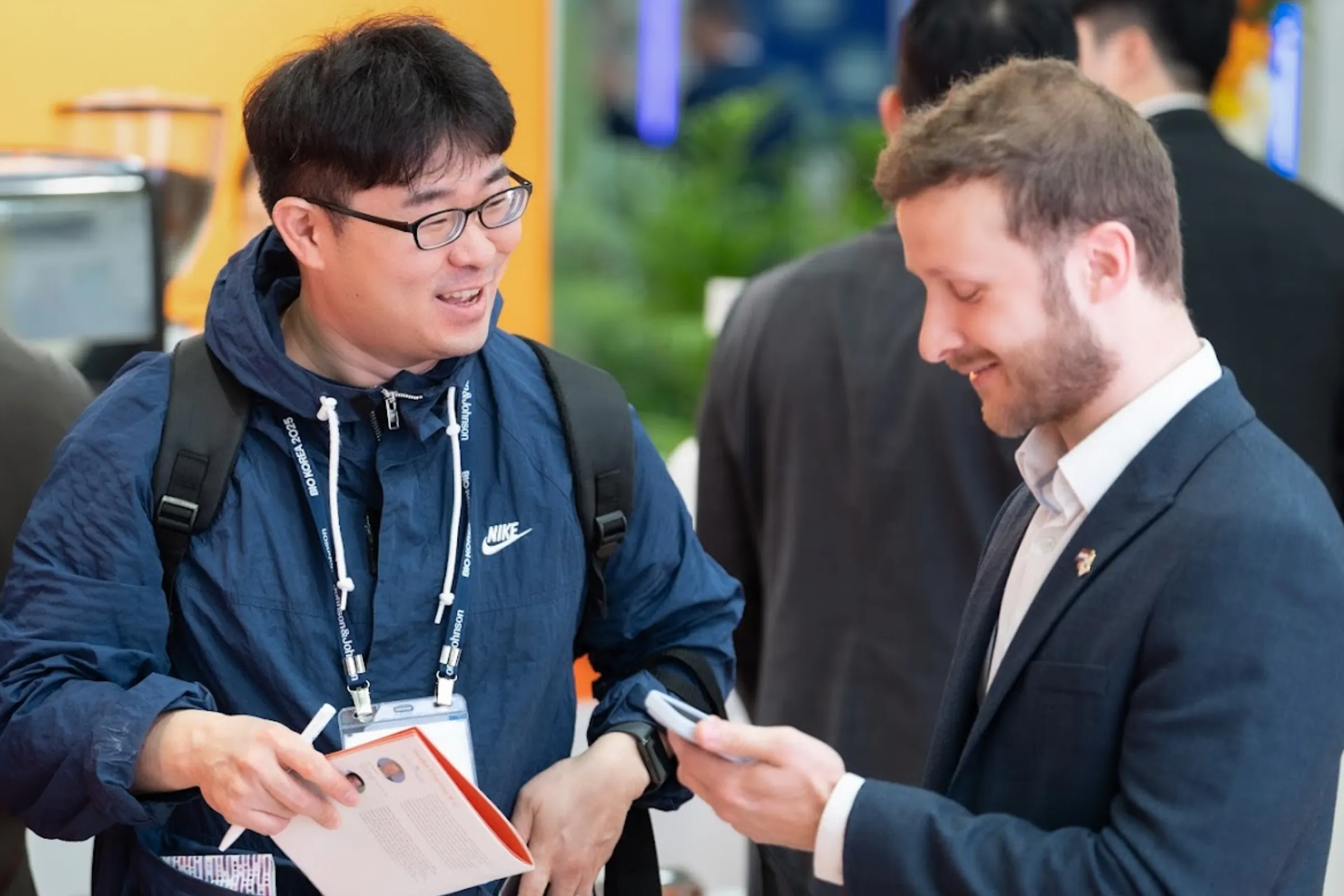Nederlandse en Koreaanse zakenmensen op een evenement in Korea