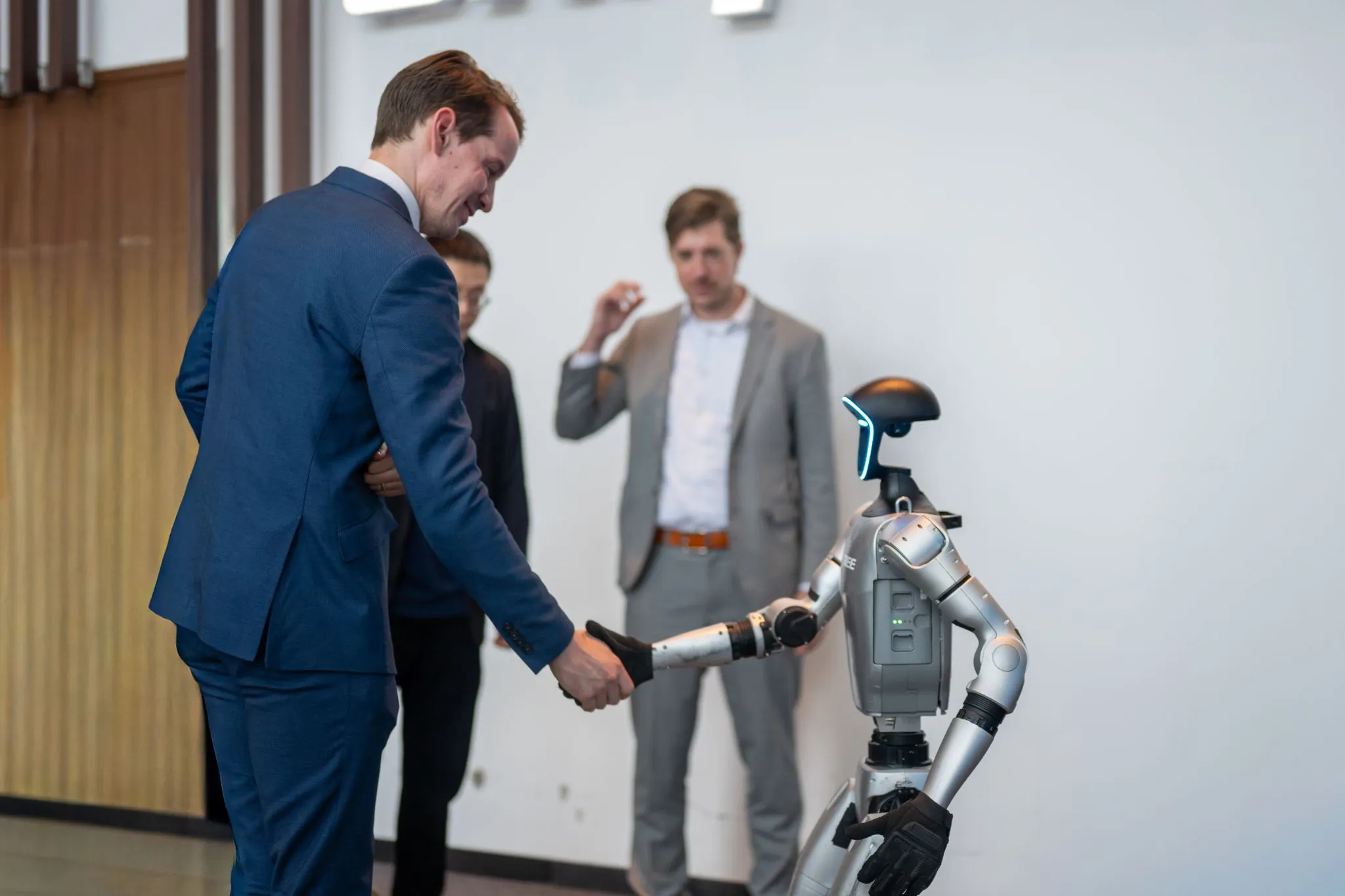 Innovatieraad Freek Jan Frerichs schudt de hand van een robot (eenmalig gebruik)
