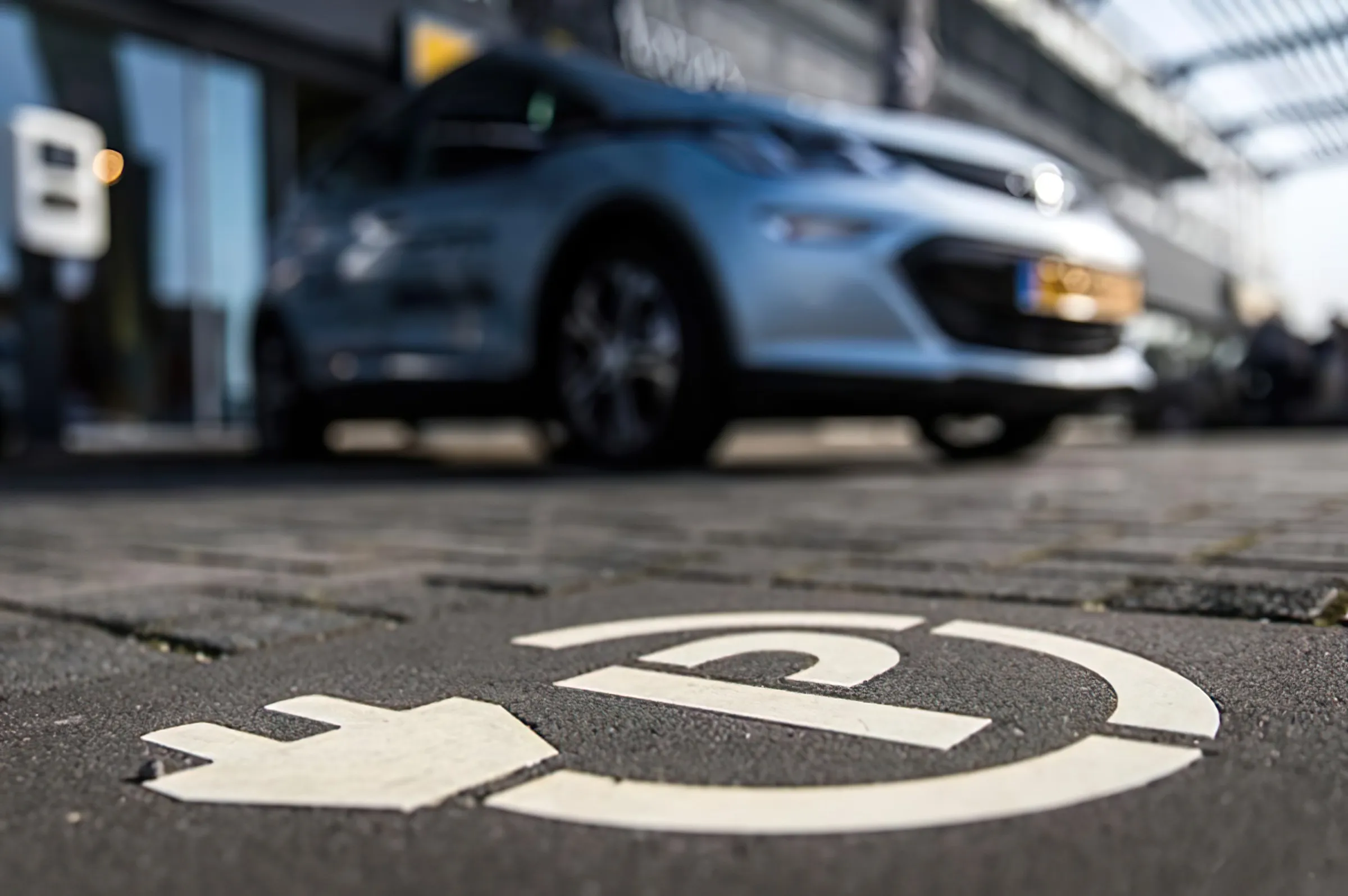 Elektrische auto bij laadstation