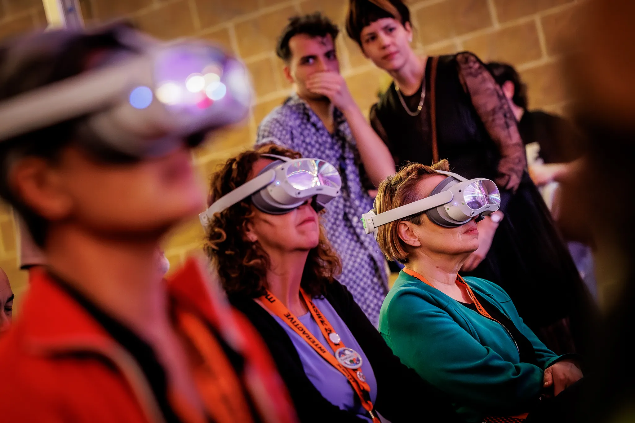 Verschillende mensen kijken door een virtual reality-bril