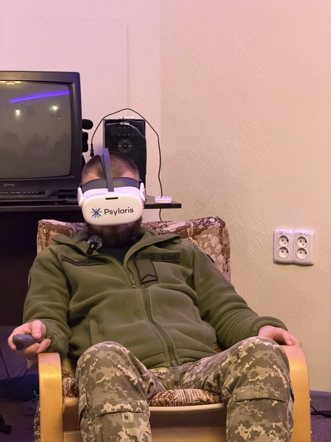 Soldaat doorloopt een traumabehandeling met de VR-bril | A soldier undergoes trauma treatment with the VR headset