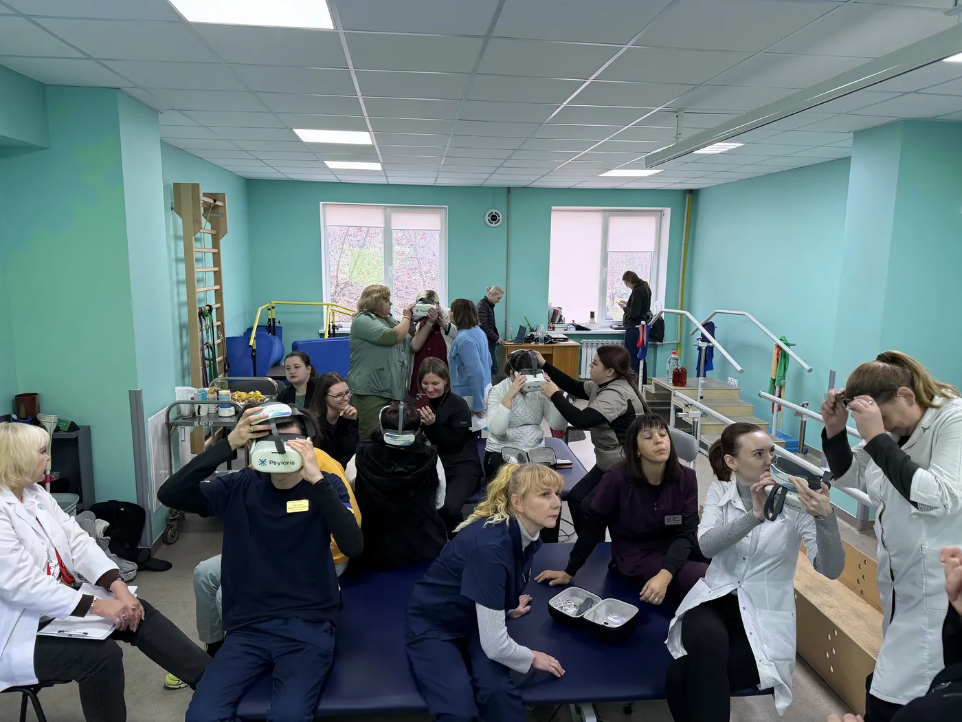 Behandelaren in regionaal ziekenhuis Zaporizhzhia krijgen uitleg over het gebruik van de VR-bril | Practitioners at the regional hospital Zaporizhzhia get an explanation about the use of the VR headset