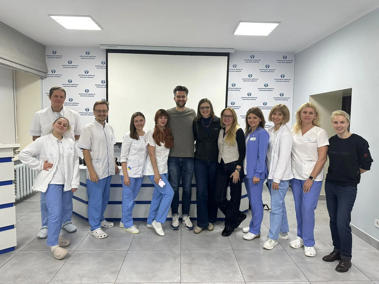 Behandelaren samen met Kevin in het regionaal ziekenhuis Zaporizhzhia | Practitioners together with Kevin in the regional hospital Zaporizhzhia