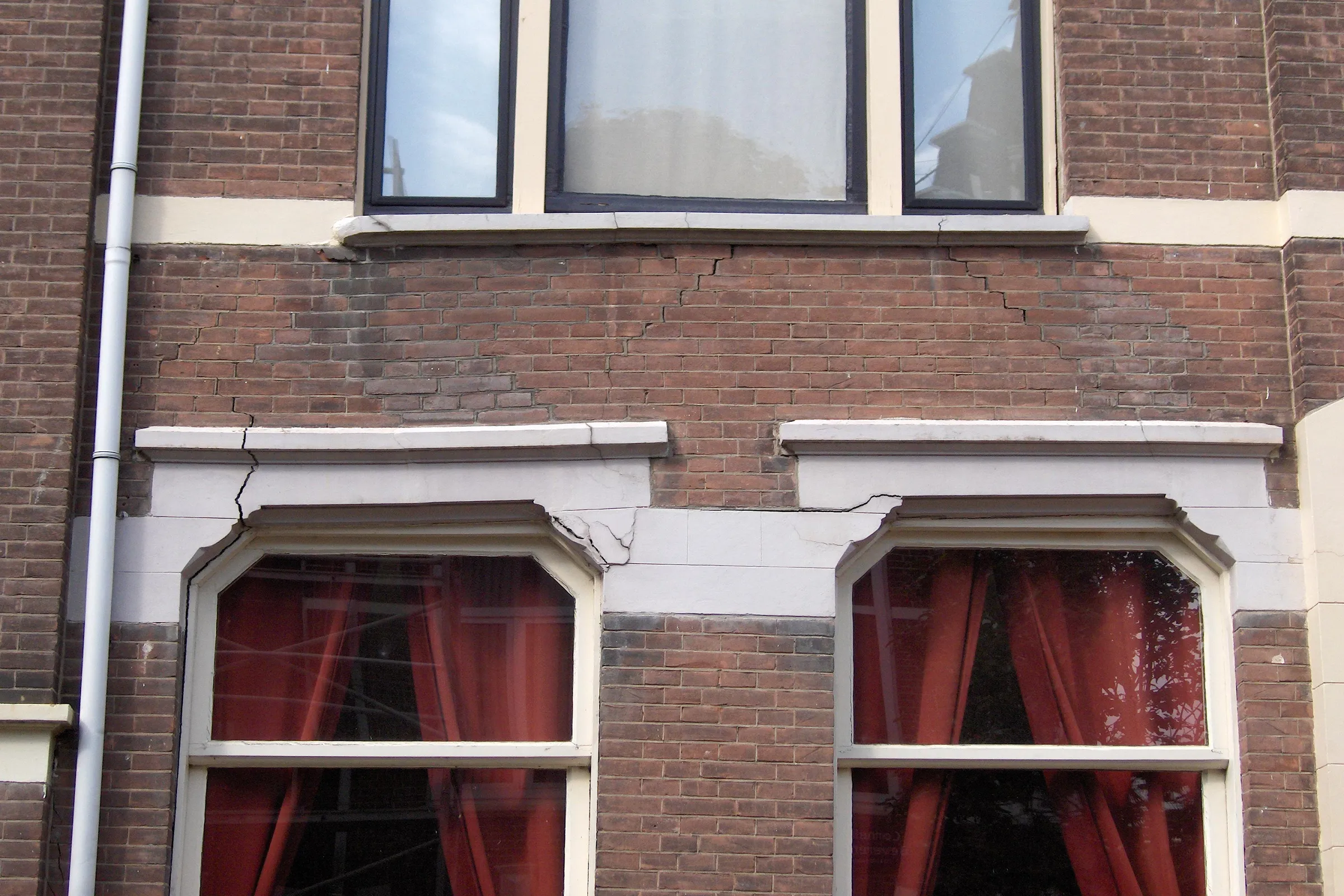 Funderingsproblematiek scheuren in de gevel