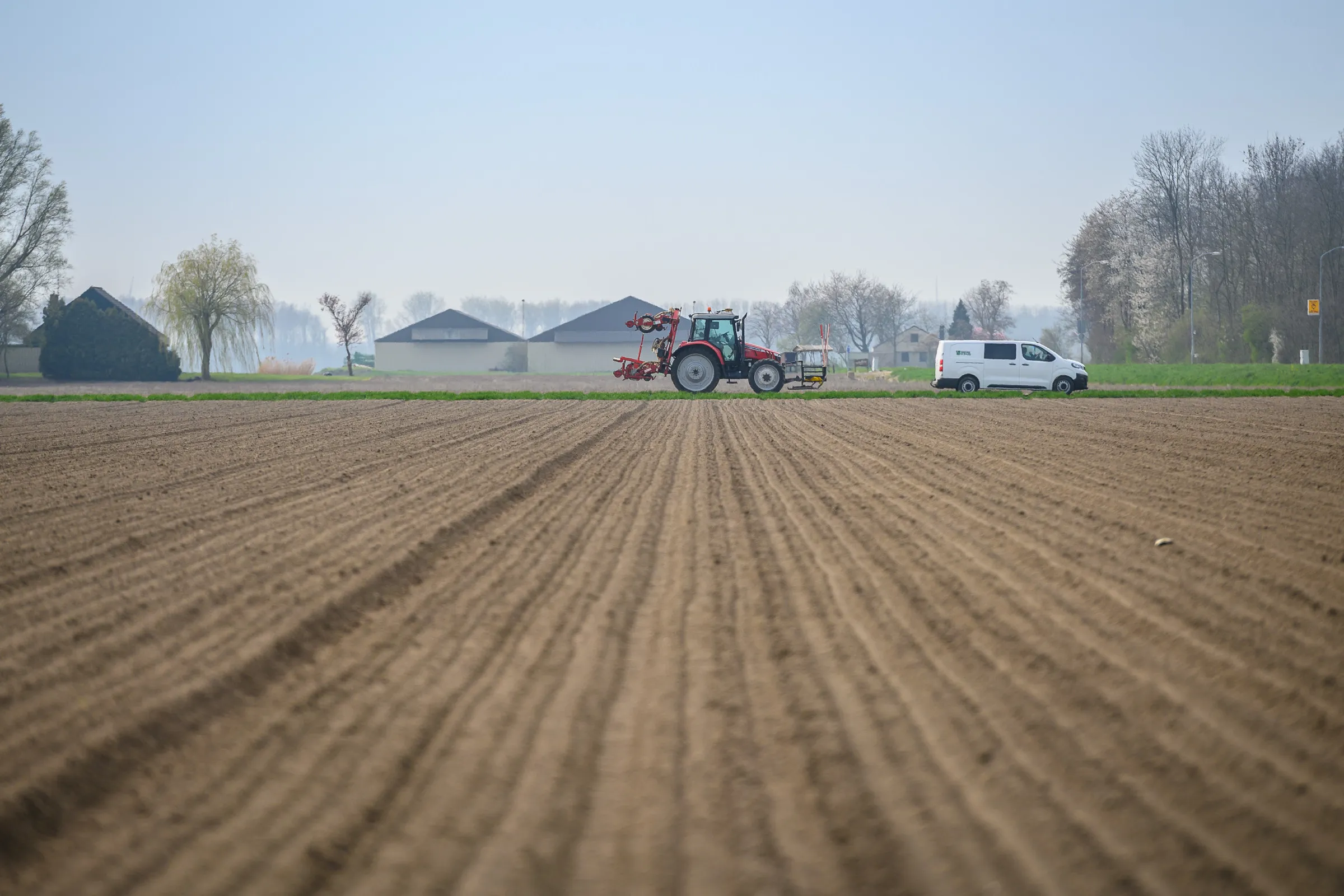 Geploegde landbouwgrond met trekker