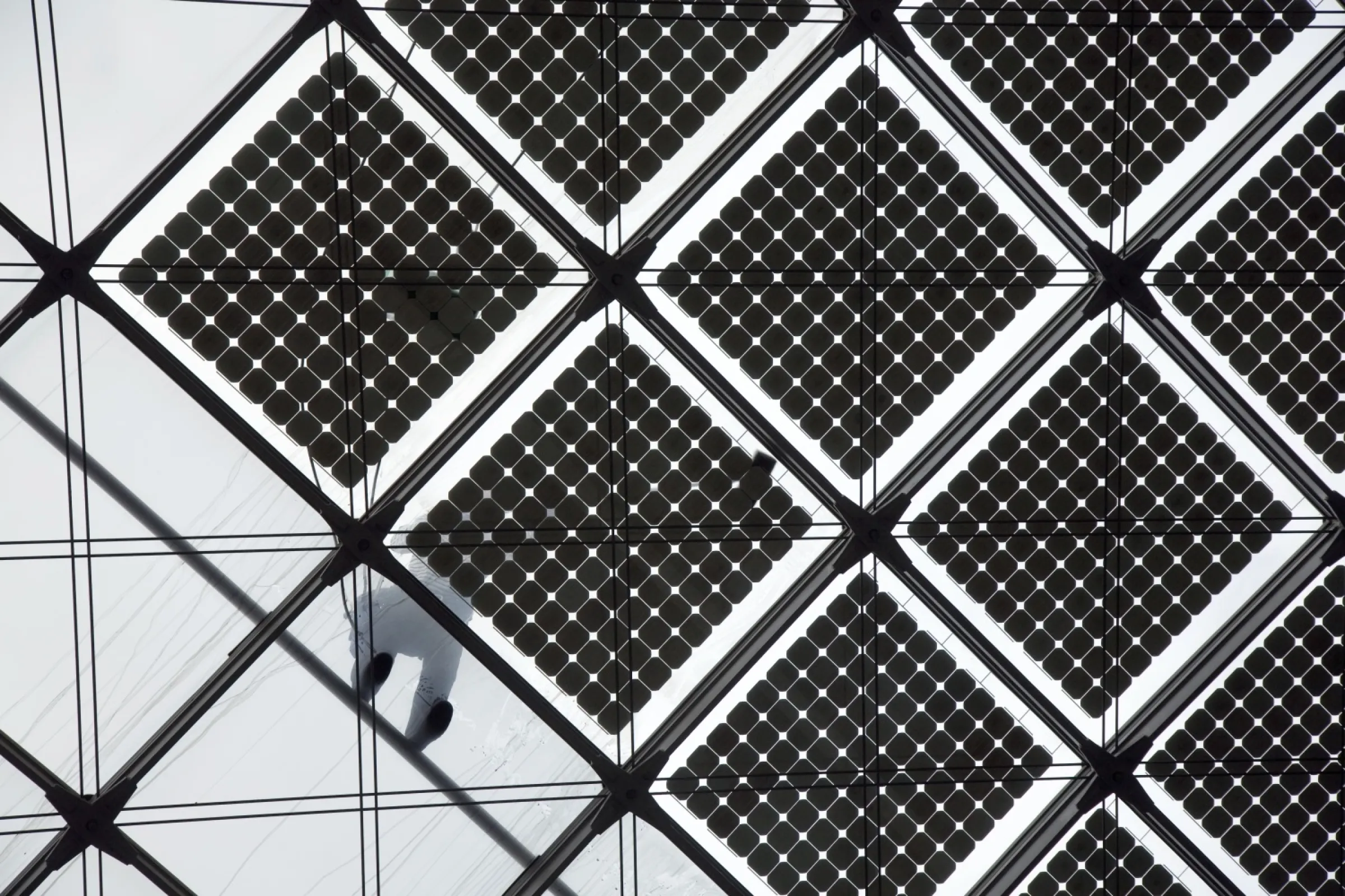 Man op dak met zonnepanelen