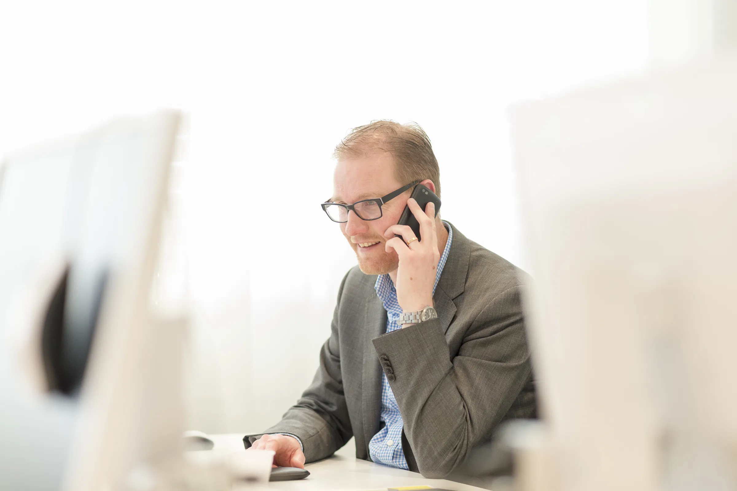 Bellende man aan bureau