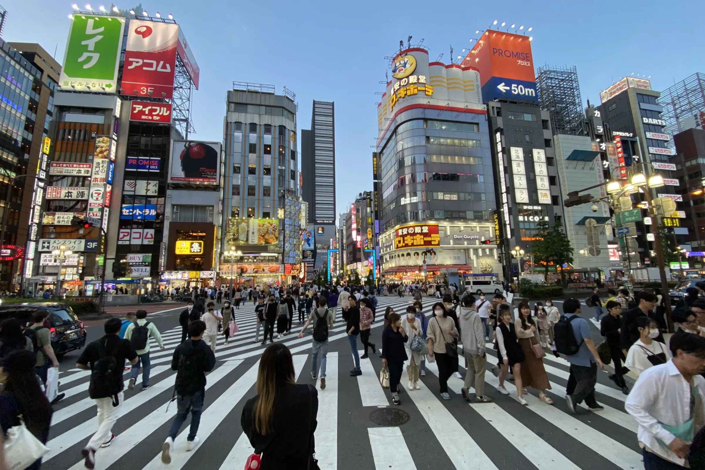 Shinjuku crossing by Rahid Abdoelrazak