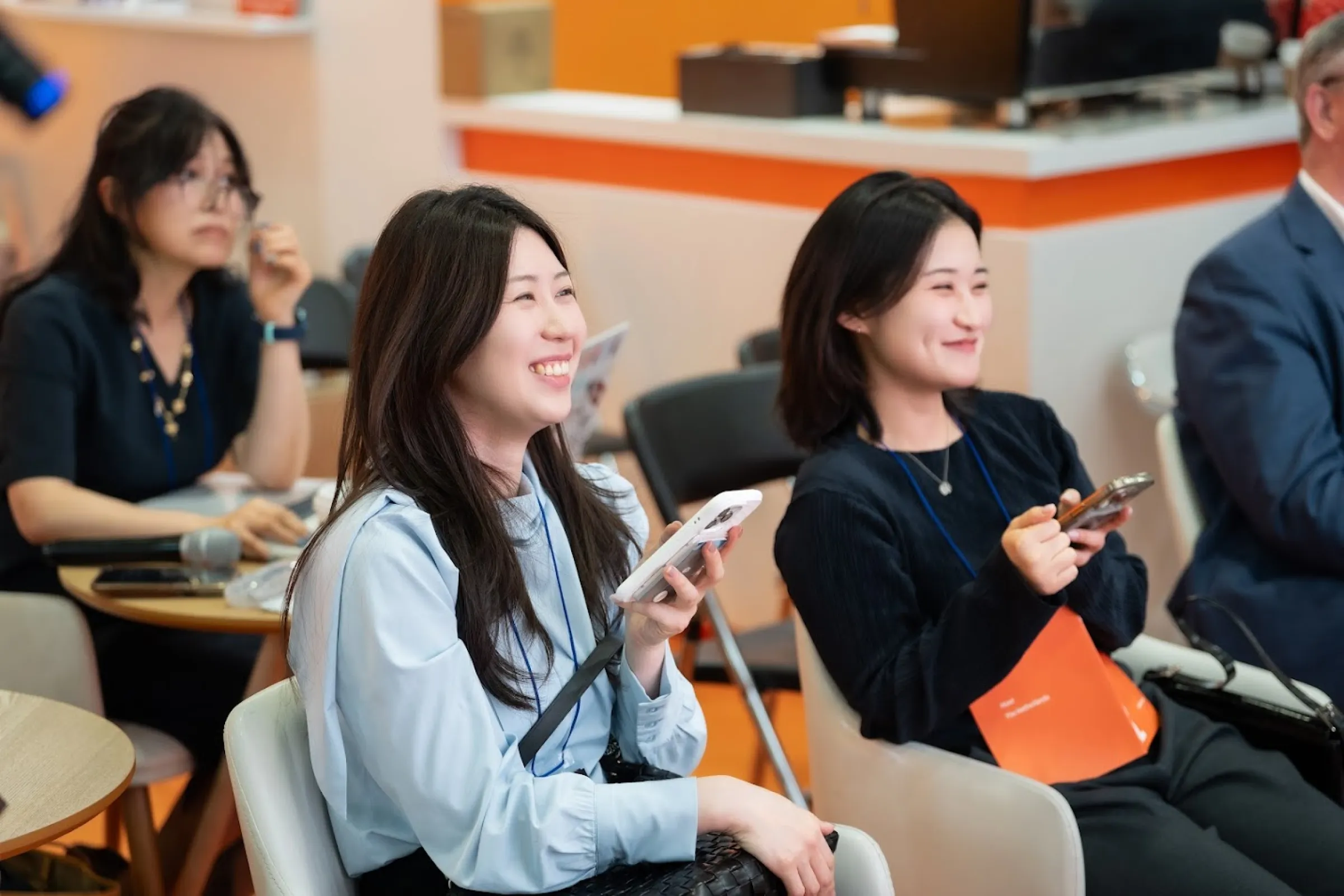 Nederlandse en Koreaanse zakenmensen op een evenement in Korea