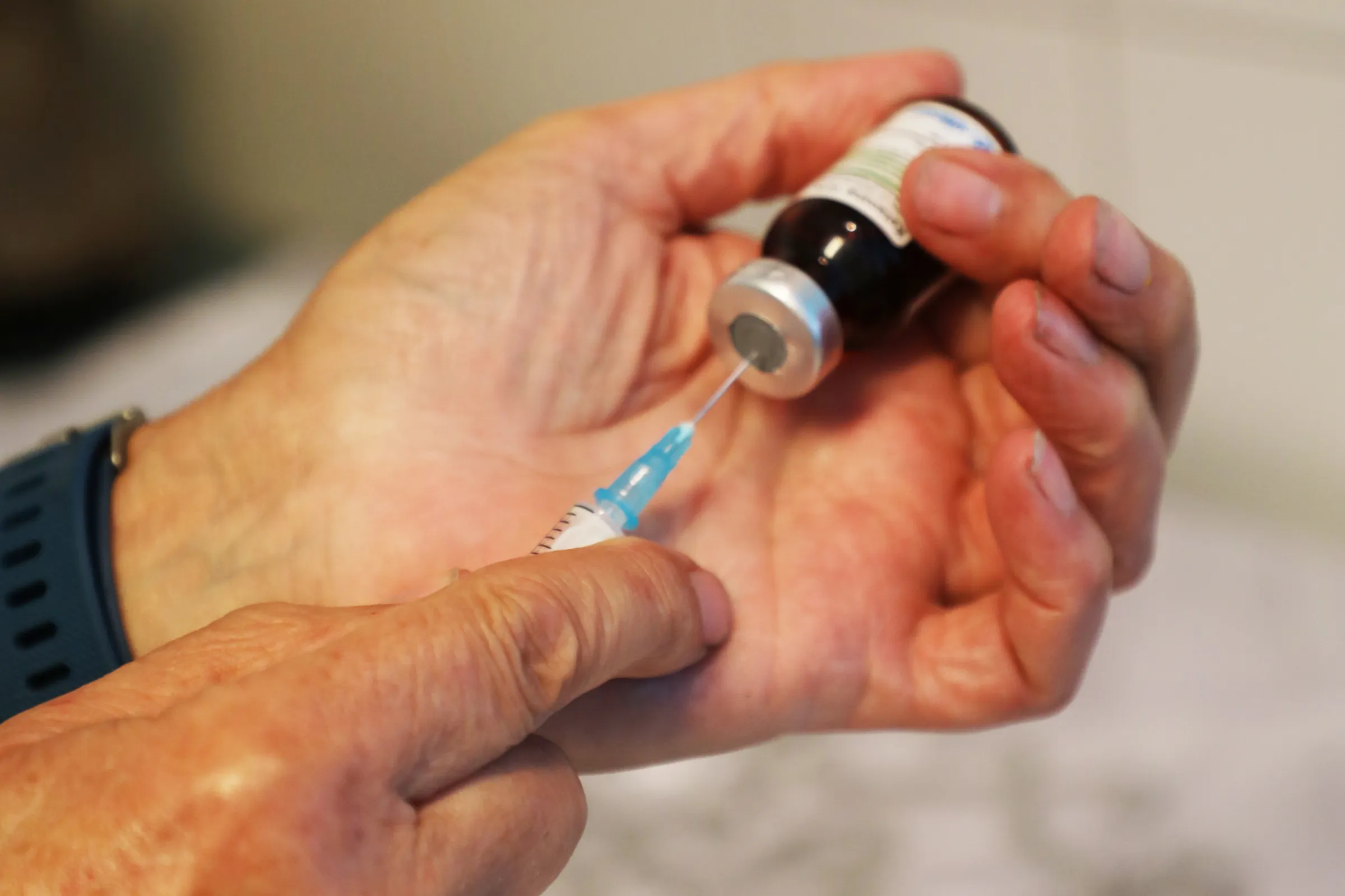 Injectienaald bij flesje