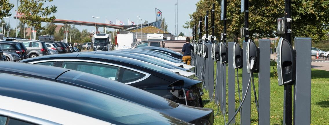 Elektrische auto's op een parkeerterrein