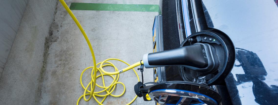 Elektrische auto laadt op