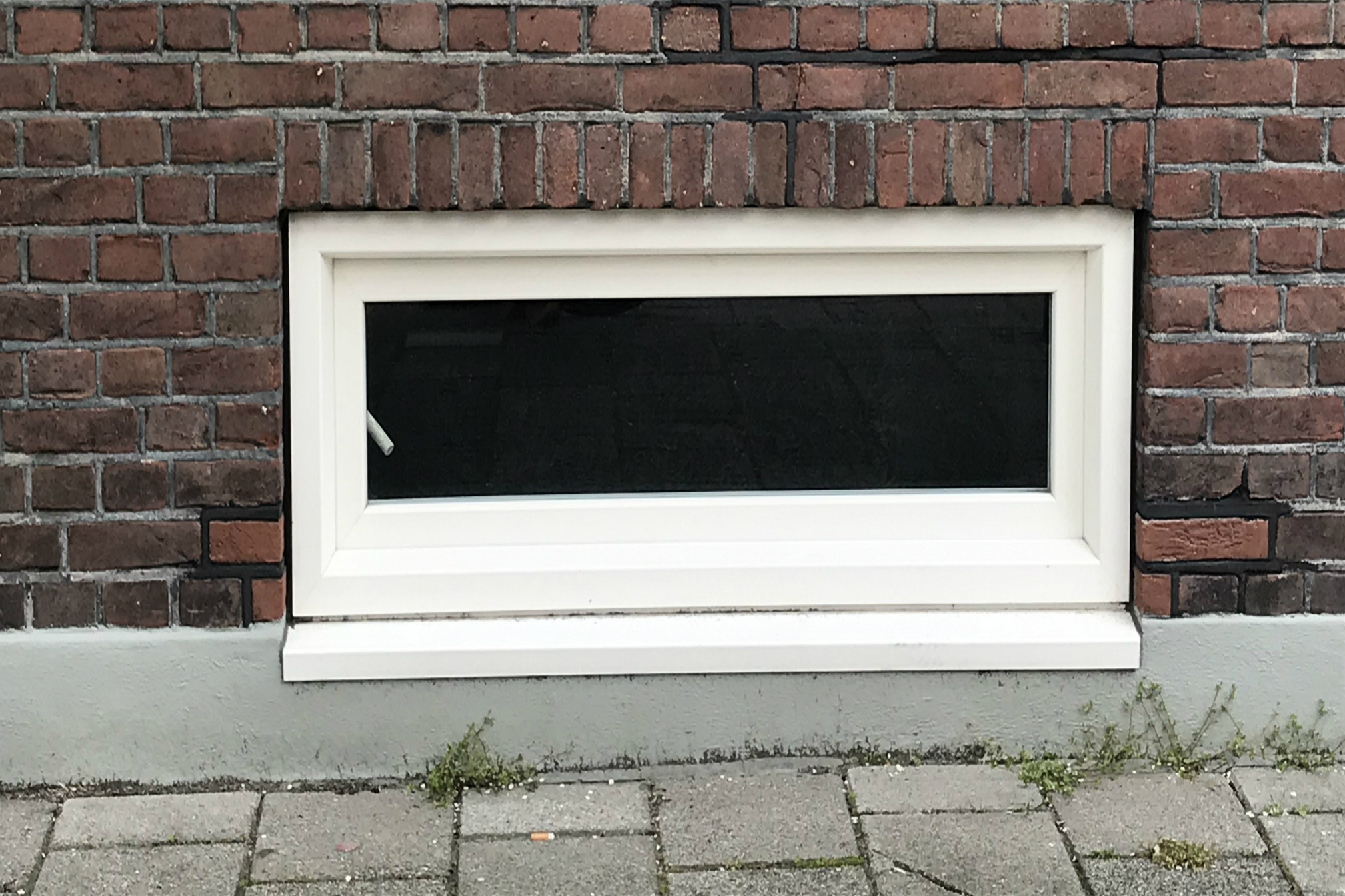 Herstelde scheuren bij een kelderraam