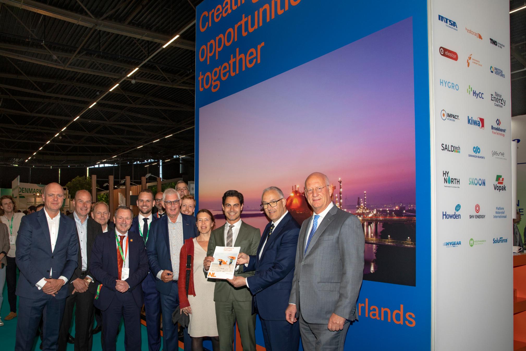 Uitreiking internationale waterstofgids op de World Hydrogen Summit 2022 in Rotterdam