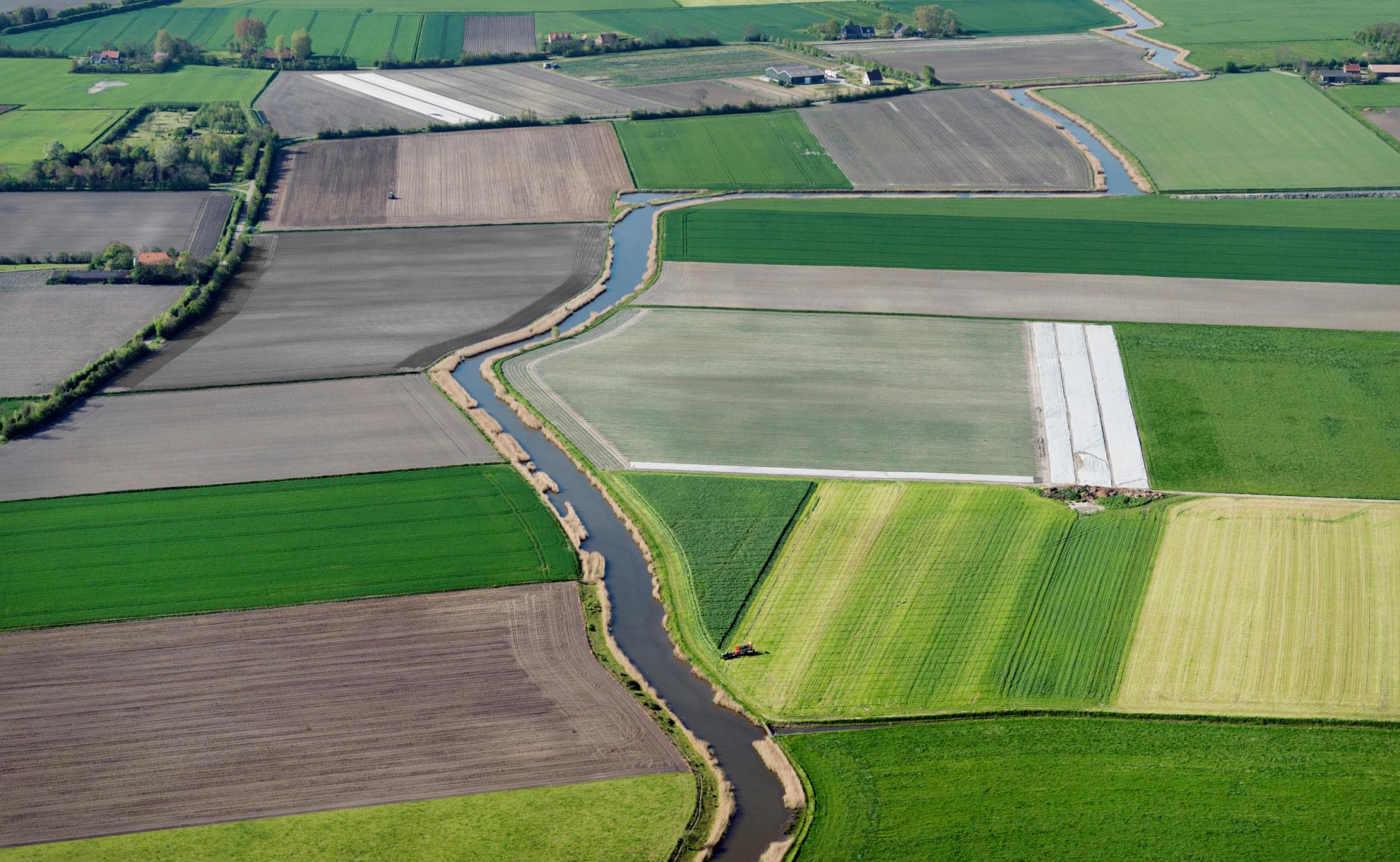 Luchtfoto van percelen met landbouwgrond