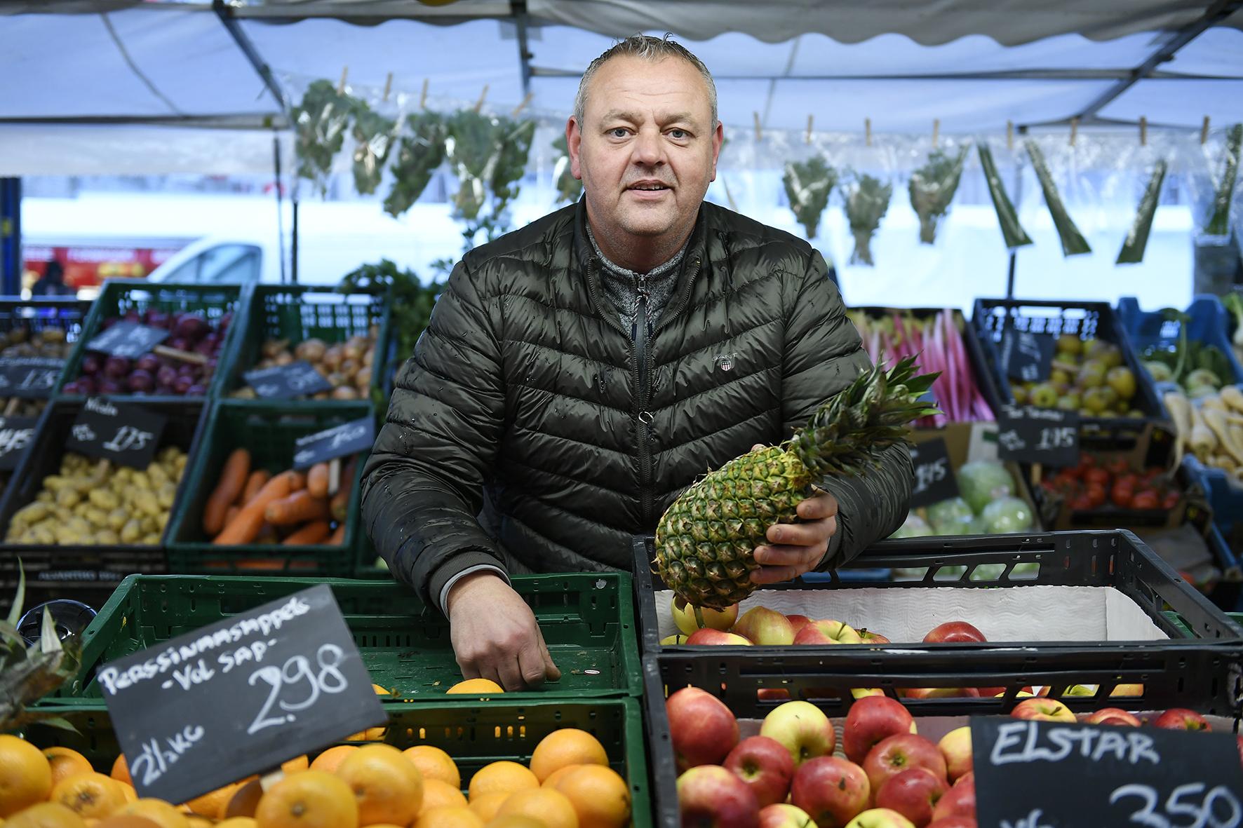 Ondernemer in fruitkraam