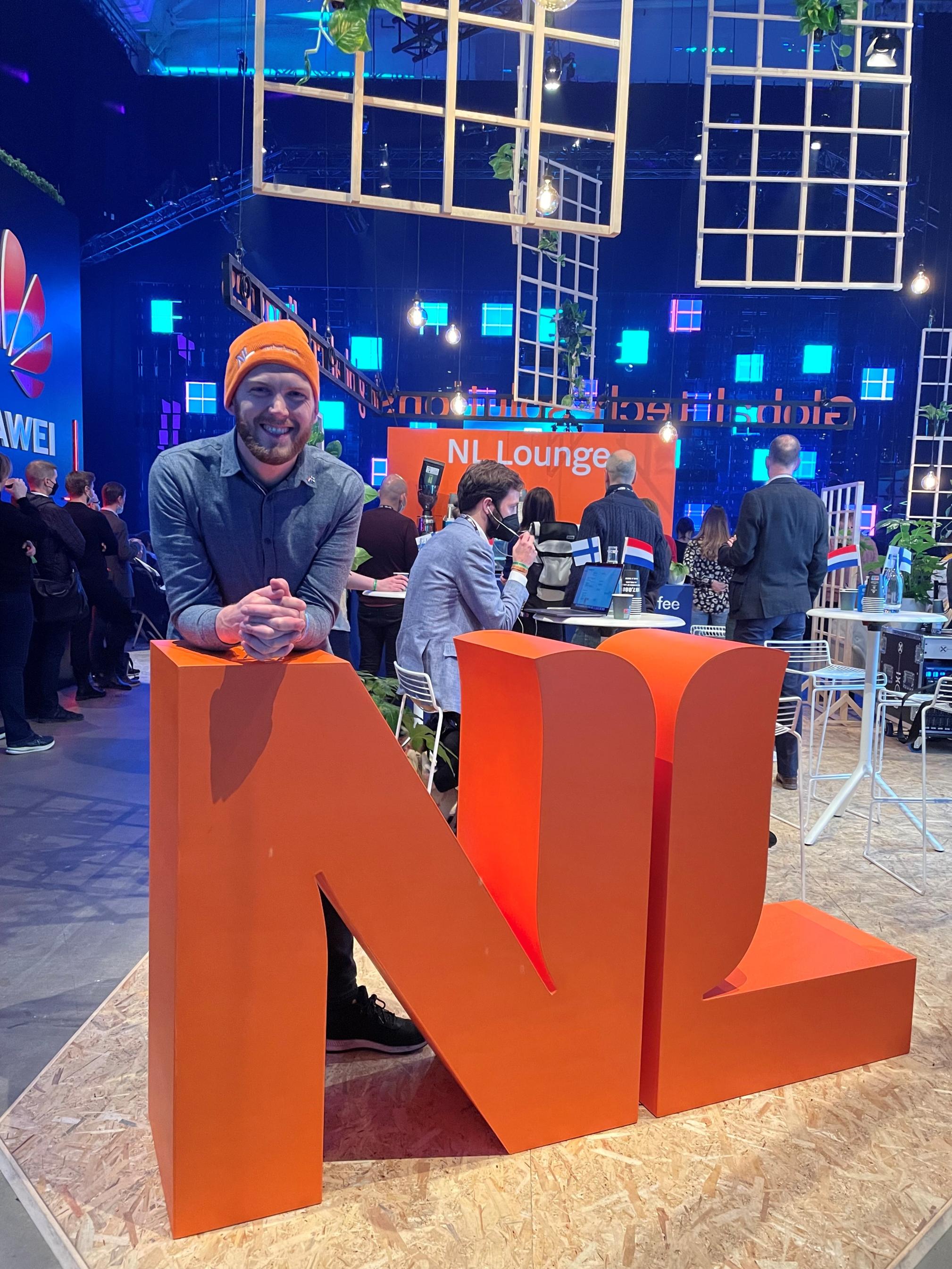 Rik Roeske bij het NL Branding logo tijdens Slush 2021