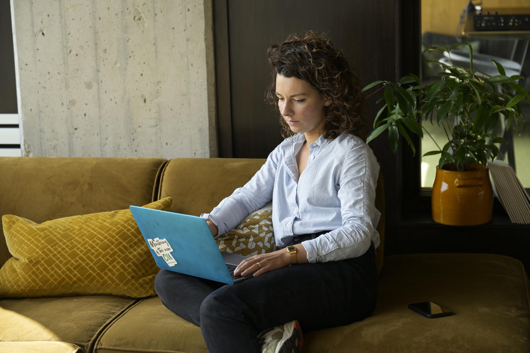 Vrouw met laptop aan het werk