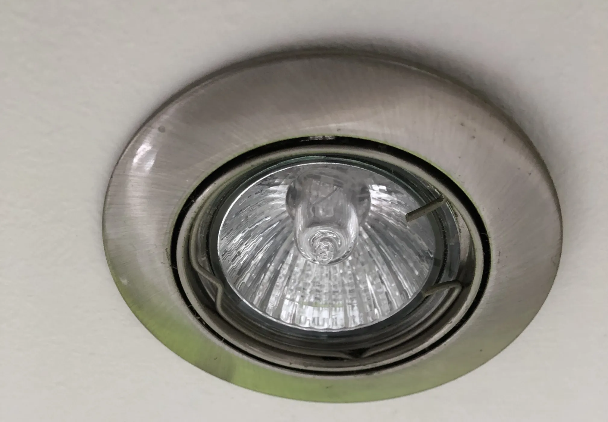 GF7 Vervang plafondspots met spaarlampen en halogeenlampen door LED spots