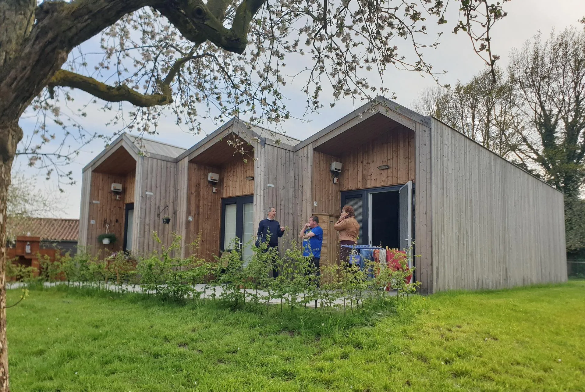 Moderne, tijdelijke woningen van hout.