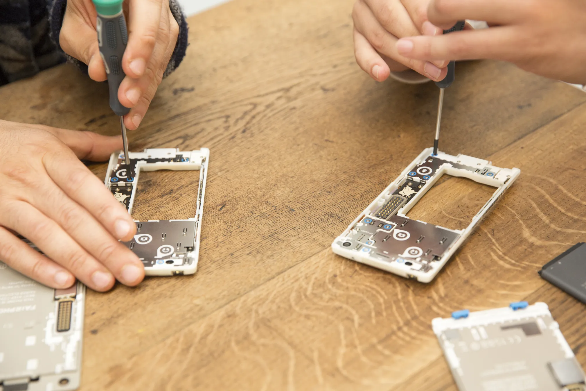 Reparatie van telefoons wordt uitgevoerd
