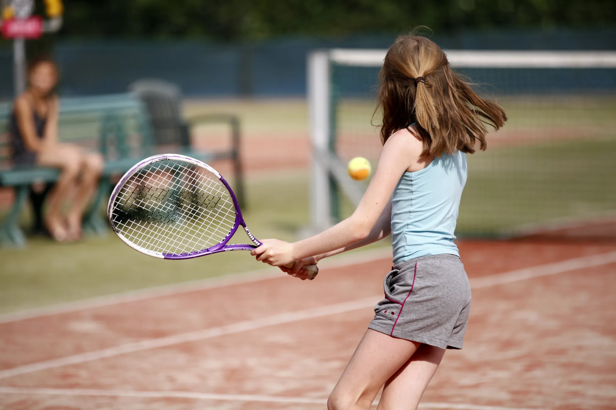 Meisje tennist op tennisveld