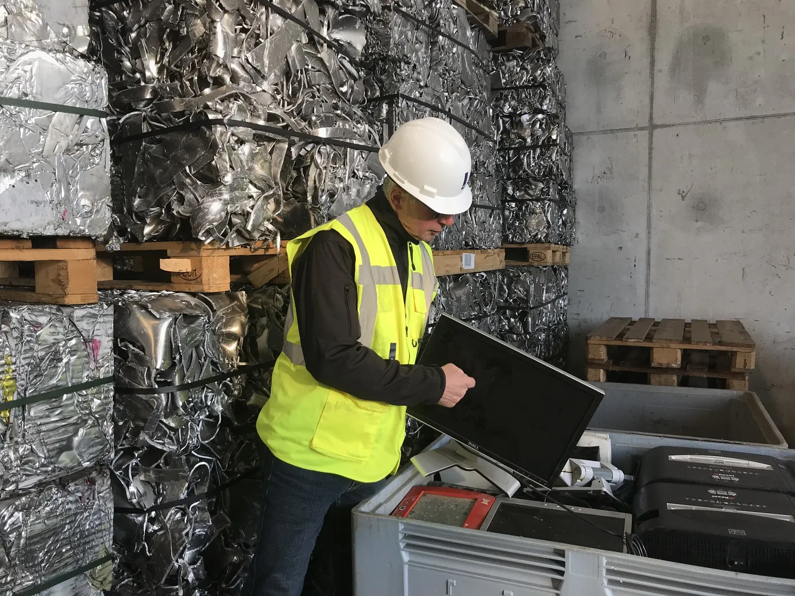 Toezichthouder grondstof recycling