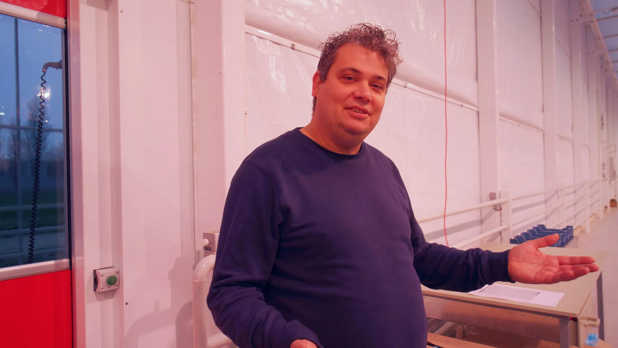 Bart van Meurs (Division Q) staat in de kas van glastuinder Koppert Cress
