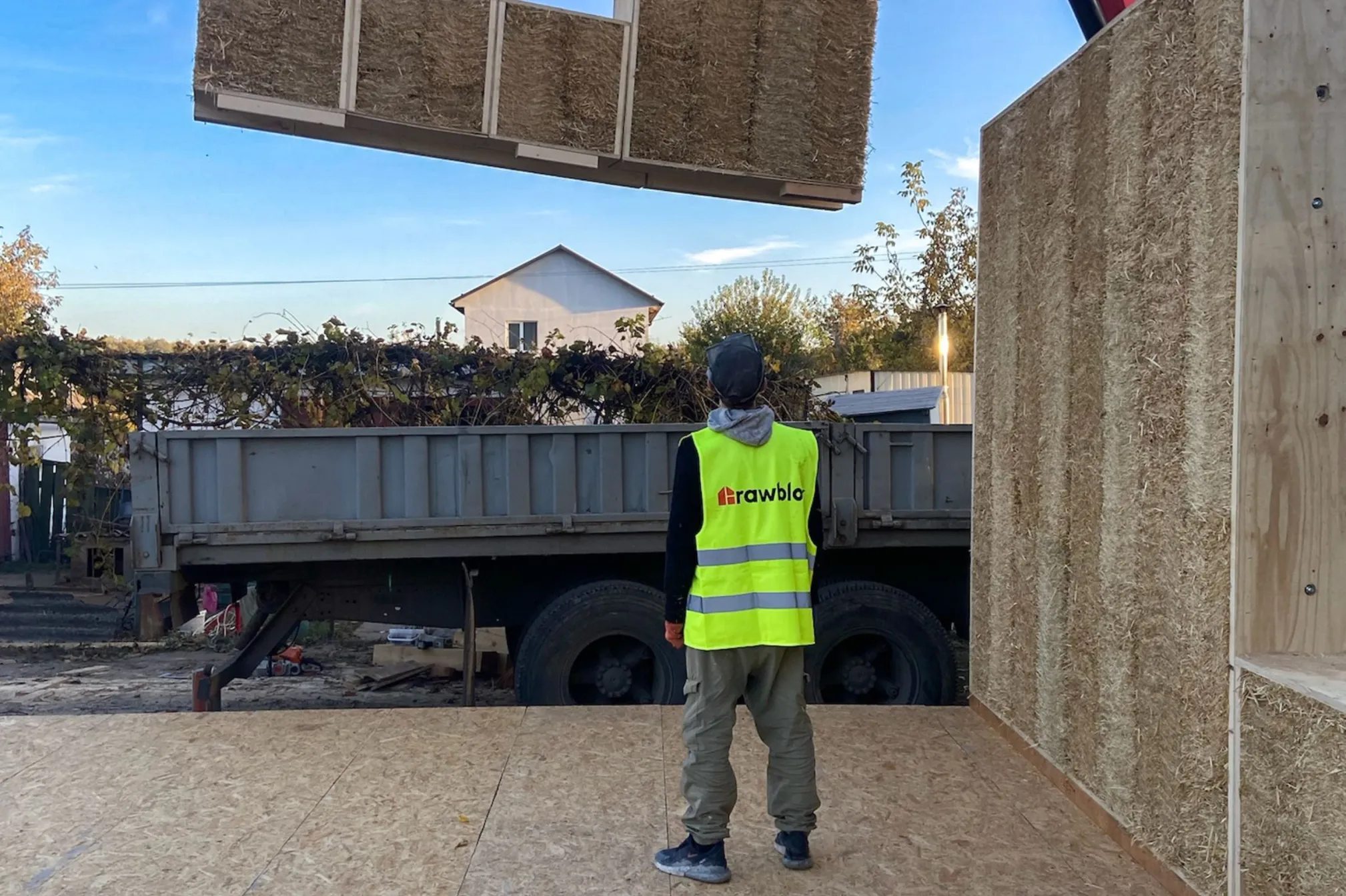 Hijskraan plaatst prefab module Rawblox huis