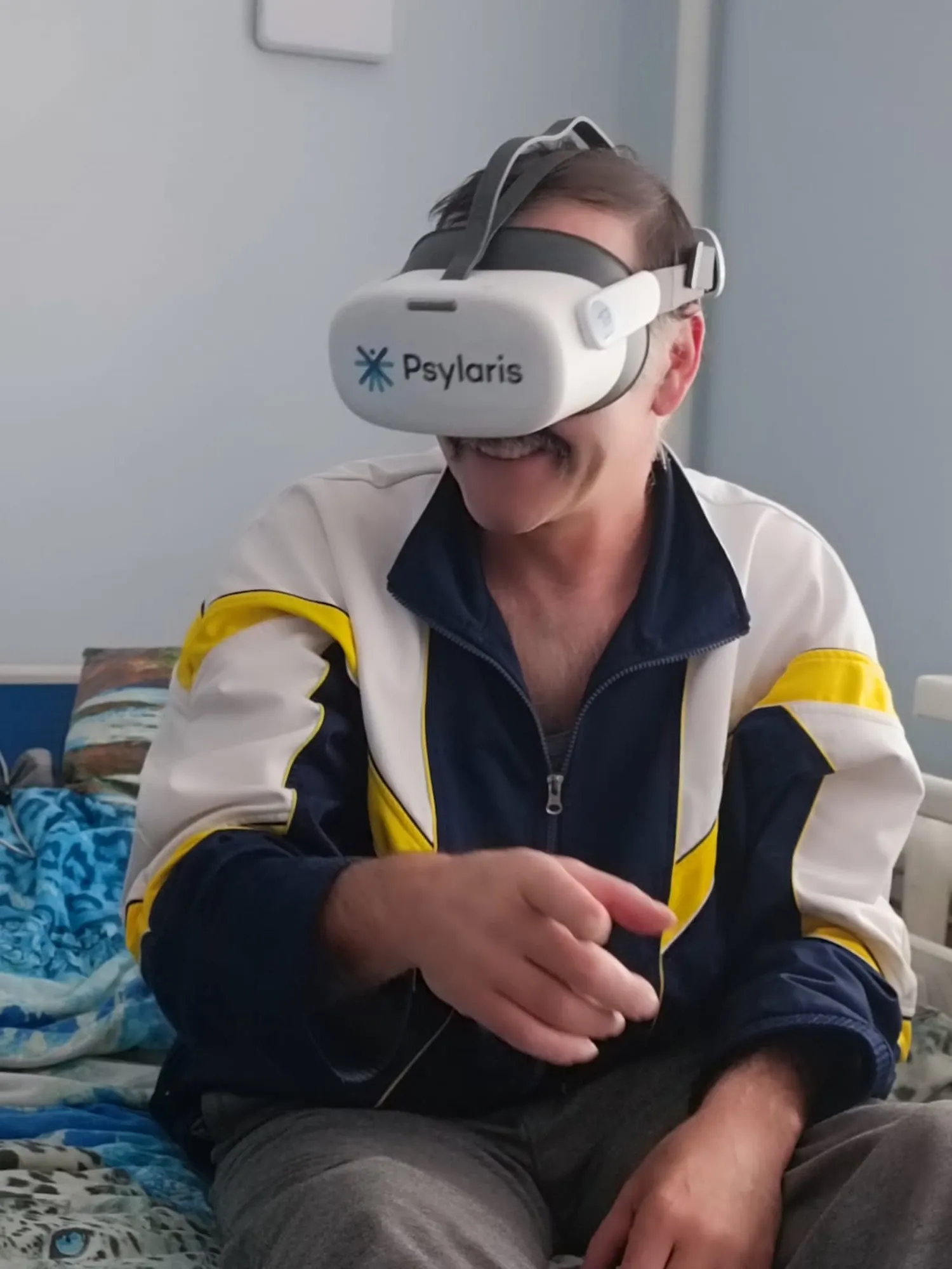 iënt ontspant tijdens een traumabehandeling met de VR-bril | Patient relaxes during trauma treatment with VR headset