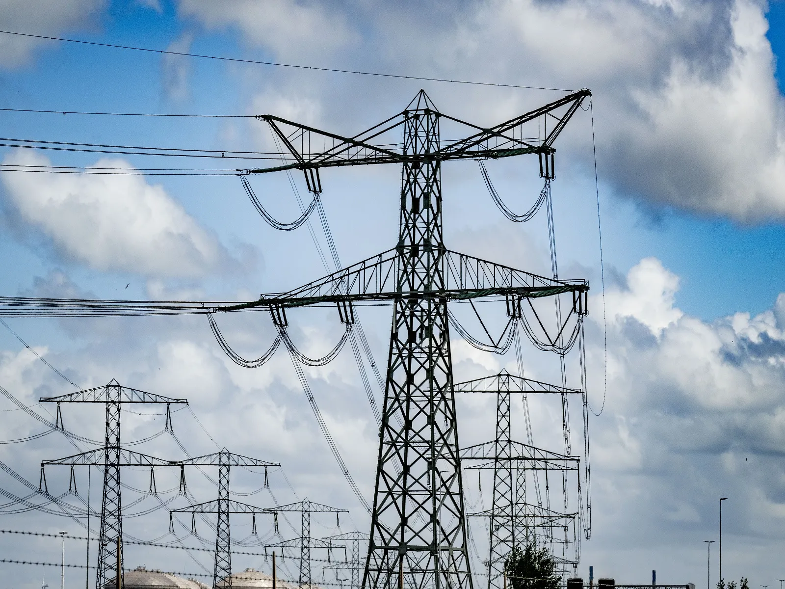 Hoogspanningsmasten bij de Maasvlakte